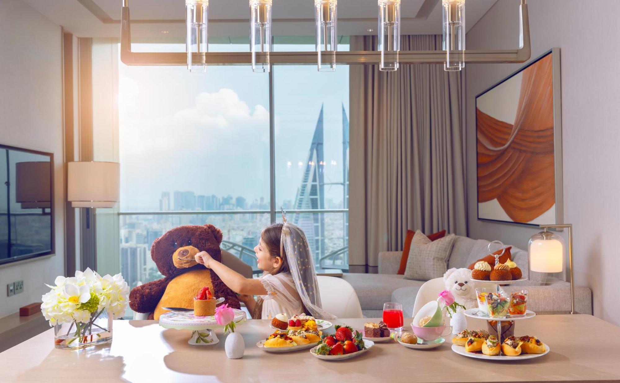 Onyx Rotana Hotel Манама Екстериор снимка A woman with a teddy bear