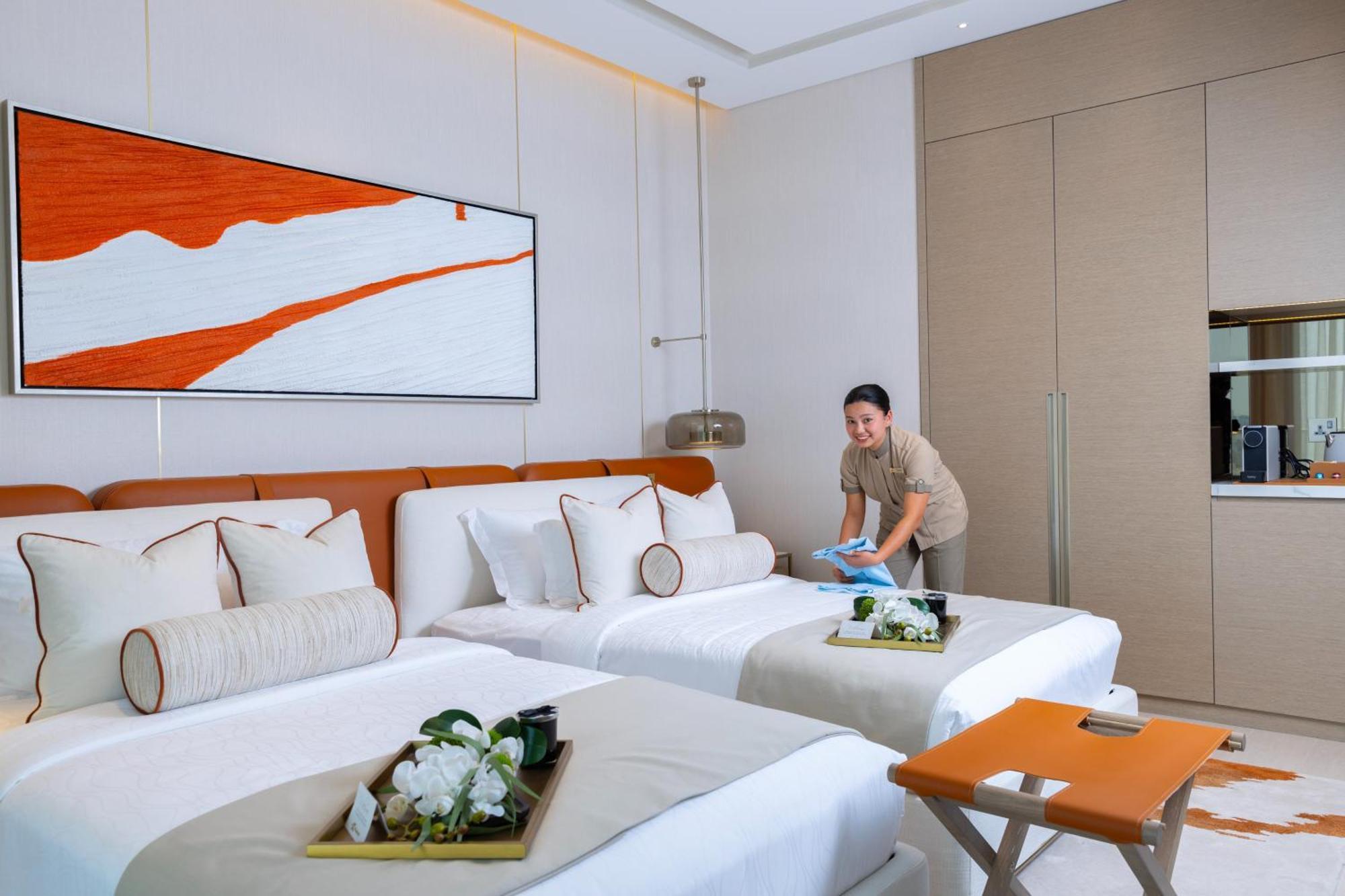Onyx Rotana Hotel Манама Екстериор снимка A housekeeper making a bed at a hotel