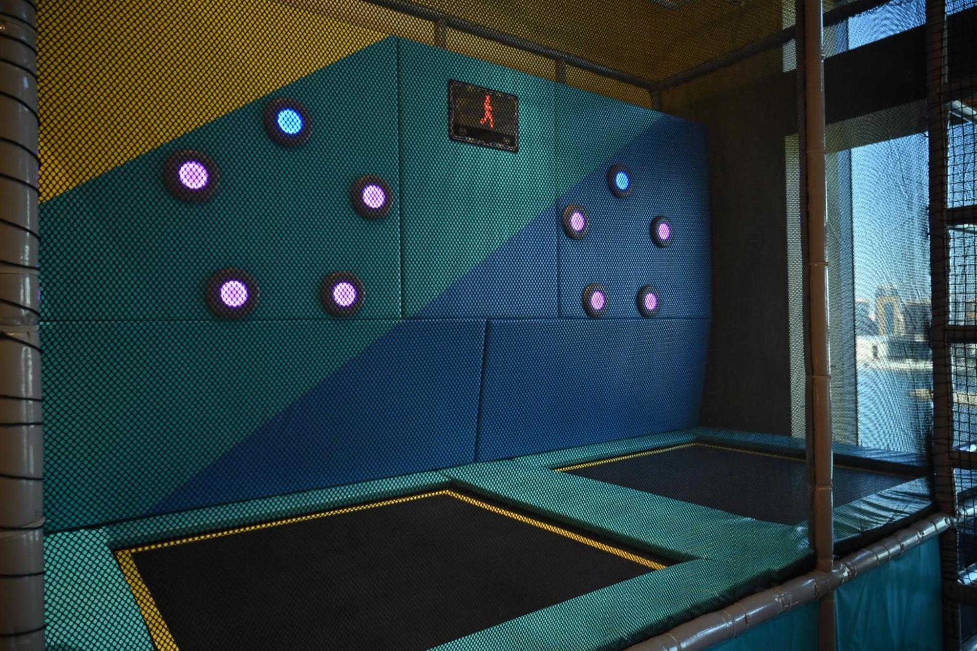 Onyx Rotana Hotel Манама Екстериор снимка Climbing wall
