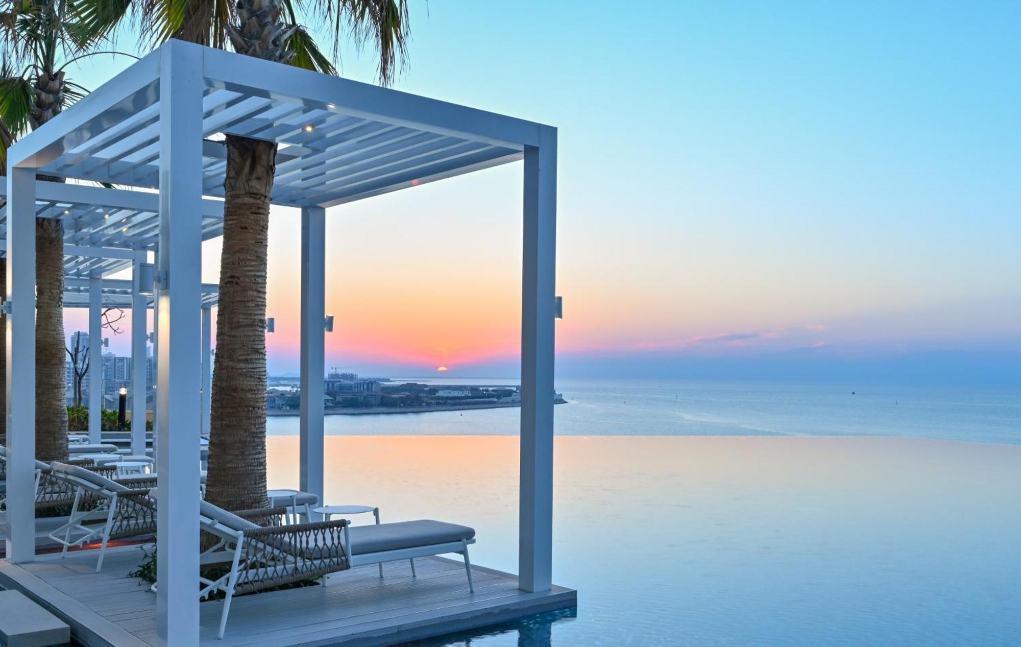 Onyx Rotana Hotel Манама Екстериор снимка Sunset at the pool