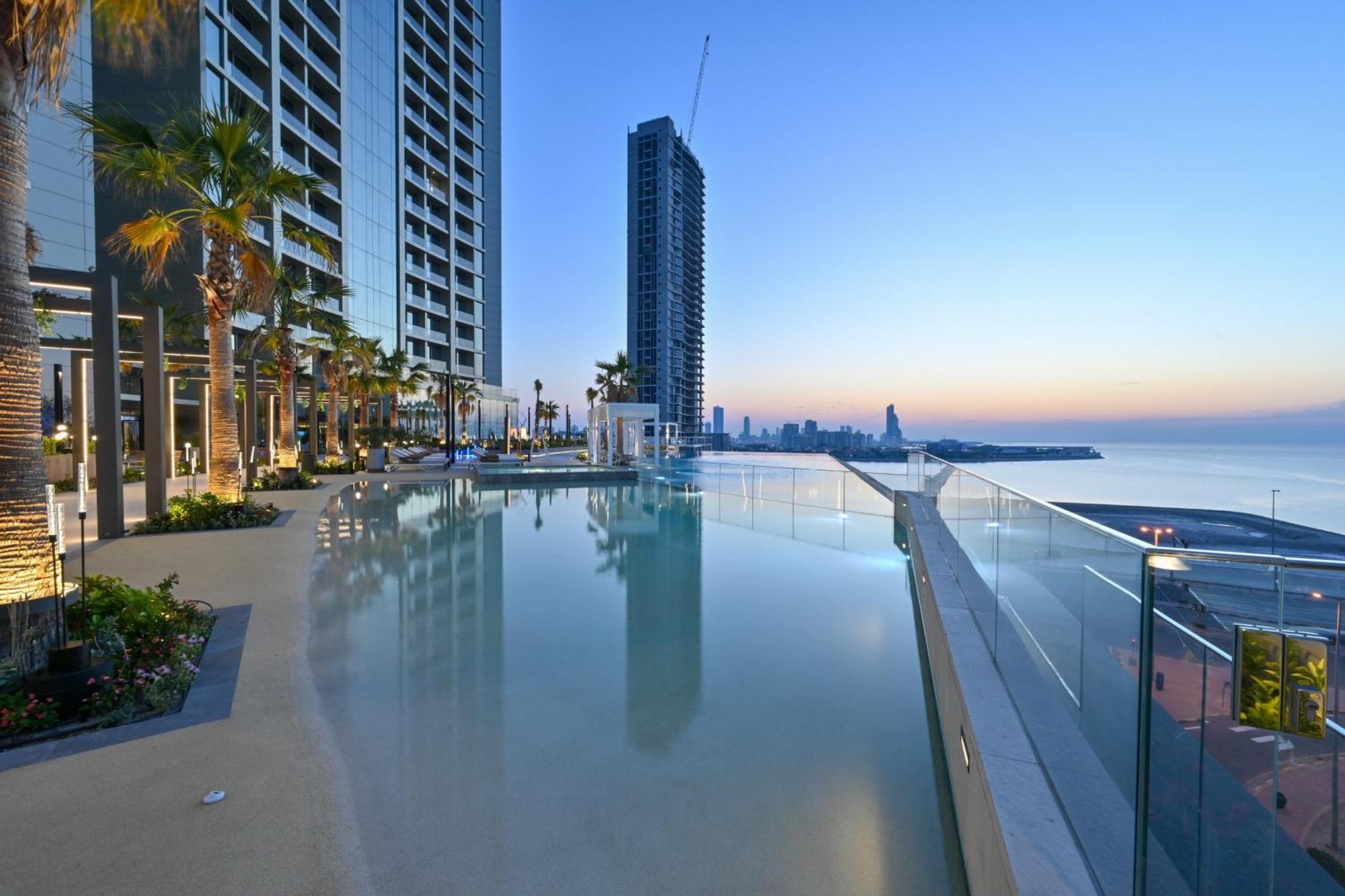 Onyx Rotana Hotel Манама Екстериор снимка Infinity pool at the Ritz-Carlton, DIFC